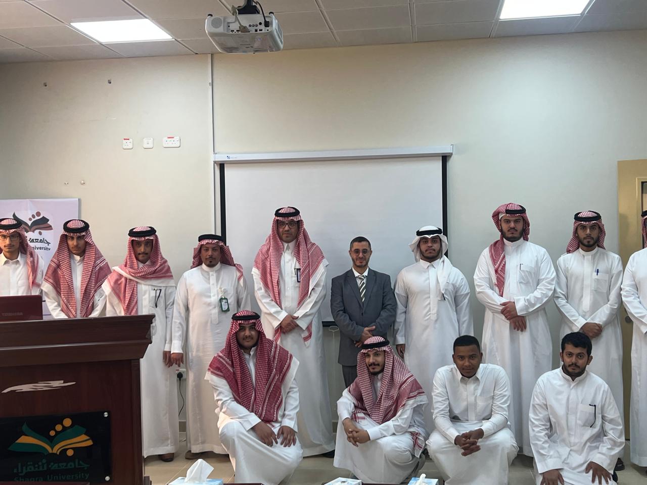 صورة جماعية مع سعادة عميد  ووكيل الكلية ومنسق قسم المحاسبة وطلبة المحاسبة