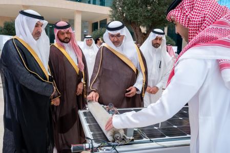 رئيس جامعة شقراء الدكتور علي بن محمد السيف يتفقد أحد الابتكارات الطلابية خلال افتتاح معرض البحث والابتكار 25 | Shaqra University President Dr. Ali bin Mohammed Al-Saif examining one of the student innovations during the opening of the Research and Innovation Exhibition 25