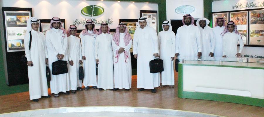 طلاب كلية التربية بشقراء يقومون بزيارة لمركز الملك عبد العزيز للحوار الوطني بالرياض