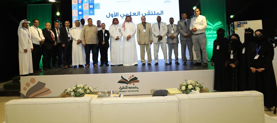 صورة لسعادة عميد الكلية و وكيل الكلية بعد مناقشة الأوراق العلمية