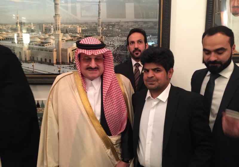 سفير خادم الحرمين الشريفين في لندن يكرم مبتعث كلية التربية بعفيف