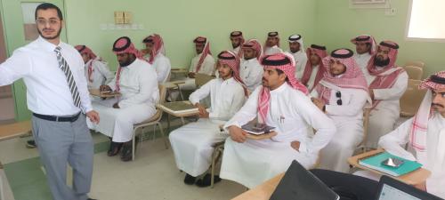 مقدم المحاضرة سعادة الدكتور علي العنسي