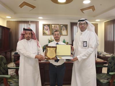 تكريم سعادة الدكتور علي العنسي بجائزة التميز العلمي المركز الثاني
