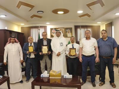صورة جماعية لتكريم الفائزين بجائزة التميز العلمي للعام 2024م بكلية إدارة الأعمال 